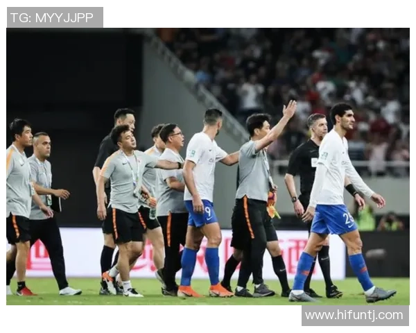 中超激战里昂与曼联握手言和争议判罚引发全场热议